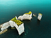 Luftaufnahme des Wahrzeichens Old Harry Rocks und seiner weißen Kreidefelsen in Studland, Dorset, Vereinigtes Königreich