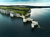 Luftaufnahme des Wahrzeichens Old Harry Rocks und seiner weißen Kreidefelsen in Studland, Dorset, Vereinigtes Königreich