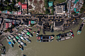 Luftaufnahme von Booten entlang des Flussufers beim Entladen von Kohle, Bhairab Upazila, Kishoreganj, Bangladesch