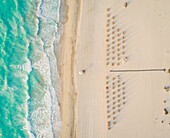 Luftaufnahme von Sonnenschirmen und Liegestühlen am Strand,Abu Dhabi,V.A.E
