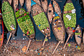 Dhaka, Bangladesch - 27. März 2022: Luftaufnahme von Menschen, die Wassermelonen aus Booten am Buriganga-Fluss abladen