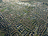 Luftaufnahme des Wohnviertels in Thann, Haut-Rhin, im Grand East, Elsass, Frankreich