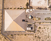 Luftaufnahme eines Militärmuseums in der Wüstenlandschaft, Abu Dhabi, Vereinigte Arabische Emirate