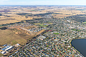 Luftaufnahme des malerischen Yarrawonga mit schönem See, Wohnhäusern und Ackerland, Victoria, Australien