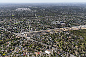 Luftaufnahme einer Stadtlandschaft mit Wohngebäuden, Straßen und Grünflächen, Yallambie, Australien