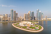 Luftaufnahme von Wolkenkratzern und Amphitheater auf der Insel Al Majaz in Sharjah, VAE