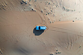 Luftaufnahme von sandigen Wüstendünen mit Fahrzeugspuren, Emirat Sharjah, Vereinigte Arabische Emirate
