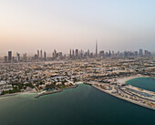 Panoramablick auf die Wolkenkratzer im Nebel in Dubai,V.A.E