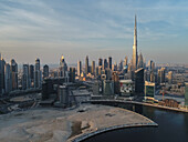 Luftaufnahme des Burj Khalifa Tower und der Wolkenkratzer in Dubai, Vereinigte Arabische Emirate