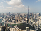 Luftaufnahme des Burj Khalifa Tower, Wolkenkratzer und Kanal in Dubai, Vereinigte Arabische Emirate
