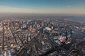 Luftaufnahme von West Melbourne bei Sonnenuntergang mit Blick auf das Melbourne CBD und die Docklands, Österreich