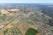 Luftaufnahme der schönen Stadt Cobram, umgeben von weitläufigem Ackerland und grünen Feldern, Victoria, Australien