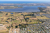 Luftaufnahme des Lake Connewarre Wildlife Reserve mit kleinen Häusersiedlungen entlang der Port Phillip Bay, Victoria, Australien