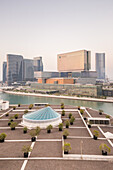 ABU DHABI,V.A.E - 9 JUNI 2017 : Blick auf den Kanal und die Cleveland Clinic in Abu Dhabi,V.A.E