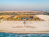 Luftaufnahme eines luxuriösen Resorts und Spas in der Nähe von Abu Dhabi,V.A.E