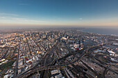 Luftaufnahme von West Melbourne bei Sonnenuntergang mit Blick auf das Melbourne CBD und die Docklands, Österreich