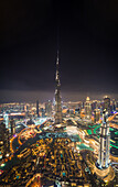 Luftaufnahme des Burj Khalifa Tower und der Wolkenkratzer bei Nacht in Dubai,VAE