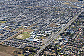 Luftaufnahme einer städtischen Wohnlandschaft mit Häusern und Straßen, Hoppers Crossing, Australien