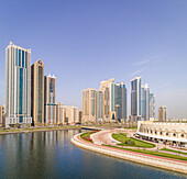 Luftaufnahme von Wolkenkratzern und der Insel Al Majaz in Sharjah,UAE