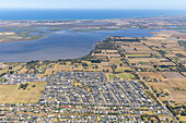 Luftaufnahme des Lake Connewarre Wildlife Reserve mit kleinen Häusersiedlungen entlang der Port Phillip Bay, Victoria, Australien