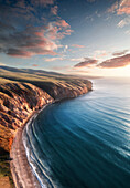 Luftaufnahme der Küstenlinie der Fleurieu Peninsula Sellicks Beach von hoch über dem Strand mit sanften Sonnenuntergangswolken im Hintergrund. Fleurieu Peninsula,Südaustralien,Australien