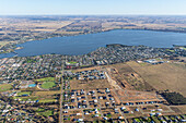 Luftaufnahme von Yarrawonga mit schönem See, Wohnhäusern und malerischem Ackerland, Victoria, Australien