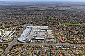 Luftaufnahme eines vorstädtischen Wohngebiets mit modernen Gebäuden und Straßen, Hoppers Crossing, Australien