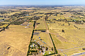 Luftaufnahme von ausgedehntem Ackerland und malerischer Landschaft mit Feldern, Straßen und Häusern, Diggers Rest, Australien