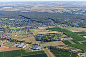 Luftaufnahme von ausgedehntem Ackerland und malerischer Landschaft mit einer Stadt und Straßen, Cobram, Australien