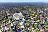 Luftaufnahme einer lebendigen Vorstadtlandschaft mit modernen Gebäuden und Grünflächen, Doncaster, Australien