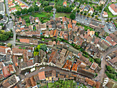 Luftaufnahme der charmanten mittelalterlichen Altstadt mit malerischen Dächern und historischer Architektur, Kaysersberg, Frankreich