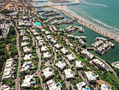 AL DHAIT SOUTH, VEREINIGTE ARABISCHE EMIRATE - 16. April 2016: Luftaufnahme von Luxushäusern an der Küste von Al Dhait South