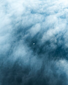 Luftaufnahme von heiteren und ätherischen Wolken über einer ruhigen Landschaft, Uerikon, Schweiz