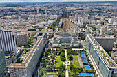 Luftaufnahme einer Stadtlandschaft mit Park, Eisenbahn und Gebäuden, Paris, Frankreich