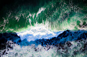Luftaufnahme von turbulenten Wellen, die an der Küste brechen, Westkap, Südafrika