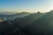 Luftaufnahme einer Berglandschaft bei Sonnenuntergang im Staat Ajman, Vereinigte Arabische Emirate