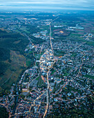 Luftaufnahme einer schönen Stadtlandschaft mit Gebäuden, Straßen und Feldern, Thann, Frankreich