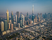 Luftaufnahme des beeindruckenden Burj Khalifa Tower inmitten anderer Wolkenkratzer in Dubai, Vereinigte Arabische Emirate