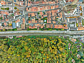 Luftaufnahme einer schönen Herbstlandschaft mit Wohnhäusern, Straßen und Wäldern, Thann, Frankreich