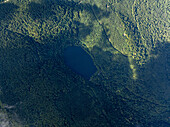Luftaufnahme eines ruhigen Sees, umgeben von üppigem Wald und malerischen Hügeln, Lautenbachzell, Frankreich