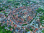 Luftaufnahme einer malerischen mittelalterlichen Stadt mit bunten Dächern und verwinkelten Gassen,Eguisheim,Frankreich