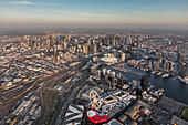 Luftaufnahme von West Melbourne bei Sonnenuntergang mit dem Melbourne CBD und den Docklands im Blick, Österreich