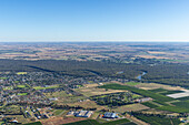 Luftaufnahme von schönem Ackerland und Landschaft mit Feldern und Bäumen, Cobram, Australien