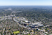 Luftaufnahme einer Stadtlandschaft mit Wohngebäuden und Grünflächen, Ringwood, Australien