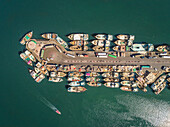 Luftaufnahme von Holzbooten im Hafen von Dubai Dhow Wharfage, VAE