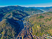Luftaufnahme der Gebirgsregion Thann des Haut-Rhin, im Grand East, Elsass, Frankreich