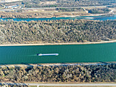 Luftaufnahme eines Fährschiffs auf dem Rhein in Kembs im Departement Haut-Rhin, im Grand East, Elsass, Frankreich