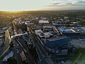 Luftaufnahme einer lebendigen Stadtlandschaft bei Sonnenuntergang mit modernen Gebäuden und Straßen, Ringwood, Victoria, Australien
