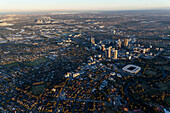 Luftaufnahme einer pulsierenden Stadtlandschaft mit Wolkenkratzern und Stadion,Northmead,Australien