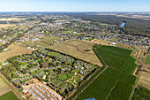 Luftaufnahme von schönem Ackerland und ländlicher Stadt mit einem Fluss und Wald, Cobram, Australien